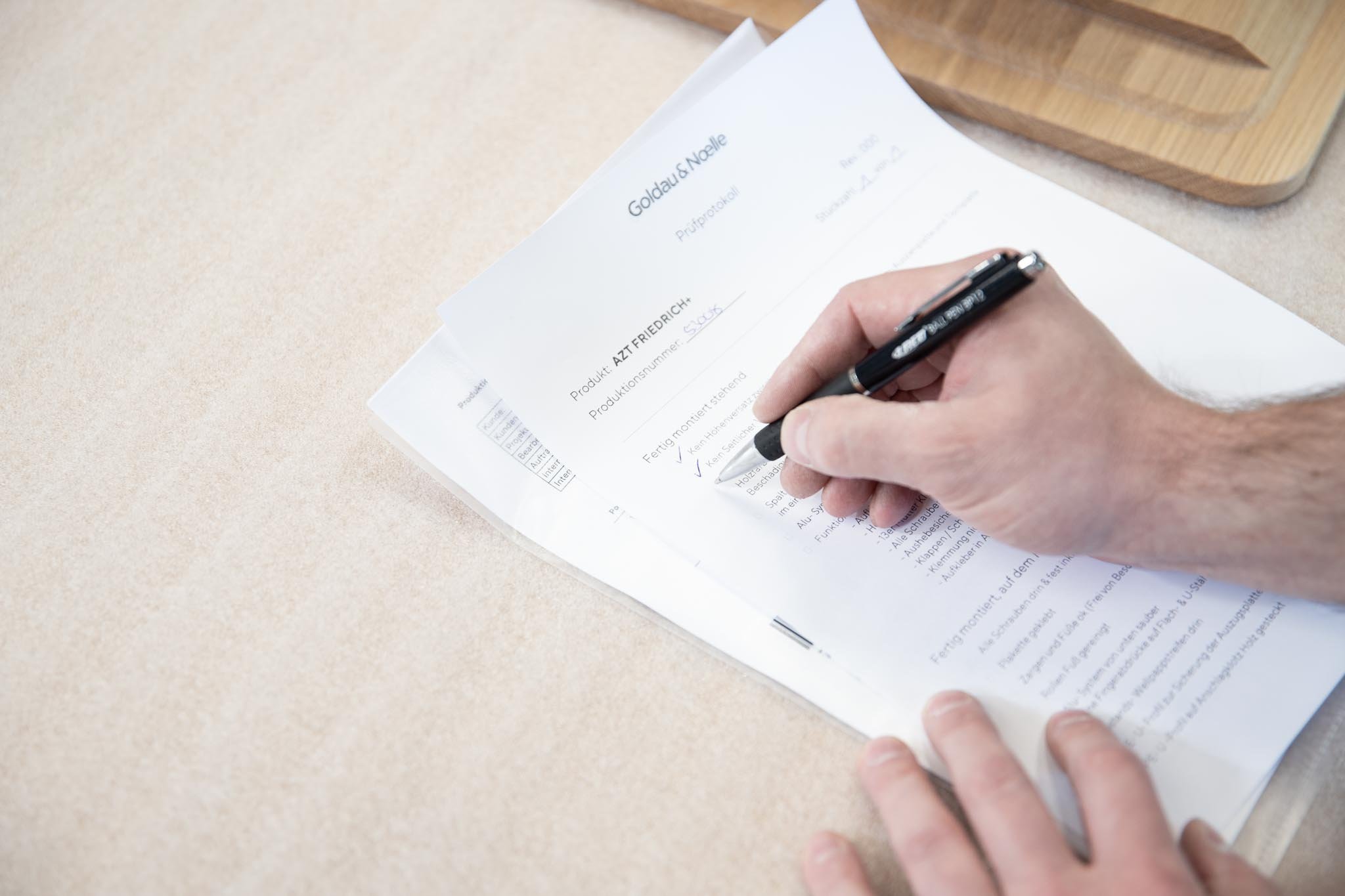 Qualitaetskontrolle eines Massivholz-Sideboards